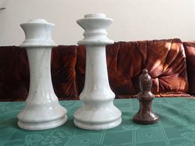 Šachové figurky z kamene